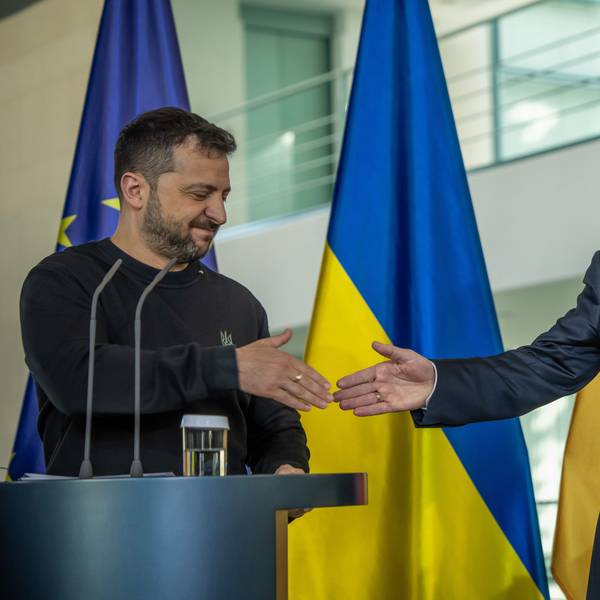 dpatopbilder - 11.10.2024, Berlin: Bundeskanzler Olaf Scholz (SPD), steht neben Wolodymyr Selenskyj (l), Präsident der Ukraine, nach einem Statement im Bundeskanzleramt.
