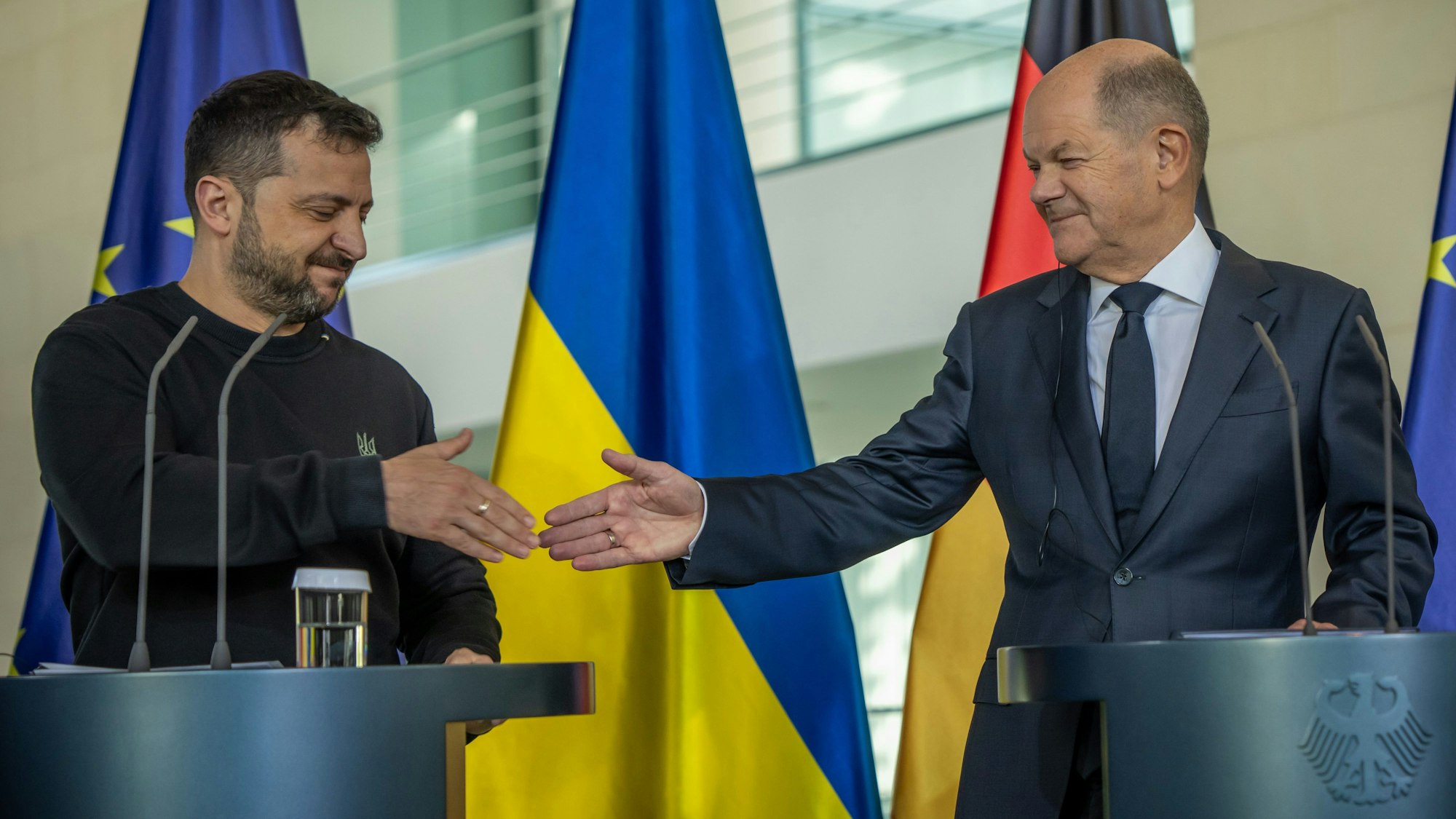 dpatopbilder - 11.10.2024, Berlin: Bundeskanzler Olaf Scholz (SPD), steht neben Wolodymyr Selenskyj (l), Präsident der Ukraine, nach einem Statement im Bundeskanzleramt.