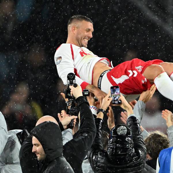 10.10.2024, Nordrhein-Westfalen, Köln: Fußball: Abschiedsspiel von Lukas Podolski beim 1. FC Köln, Mitspieler werfen Lukas Podolski in die Höhe. (zu dpa: «Rückkehr erwünscht: Köln umwirbt Kultfigur Podolski») Foto: Federico Gambarini/dpa +++ dpa-Bildfunk +++
