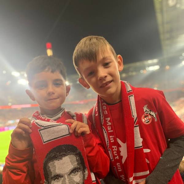 Zwei kleine Fußballfans stehen im Stadion des 1. FC Köln.