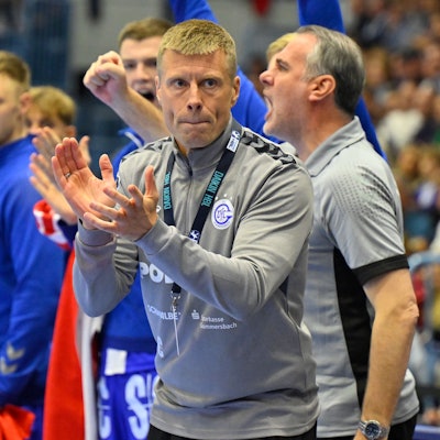 VfL-Trainer Gudjon Valur Sigurdsson klatscht in die Hände und feuert sein Team an.