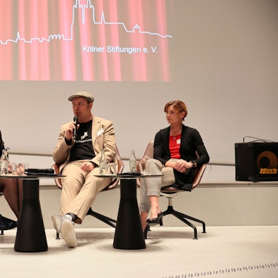 Das Foto zeigt vier Personen bei einer Podiumsdiskussion.