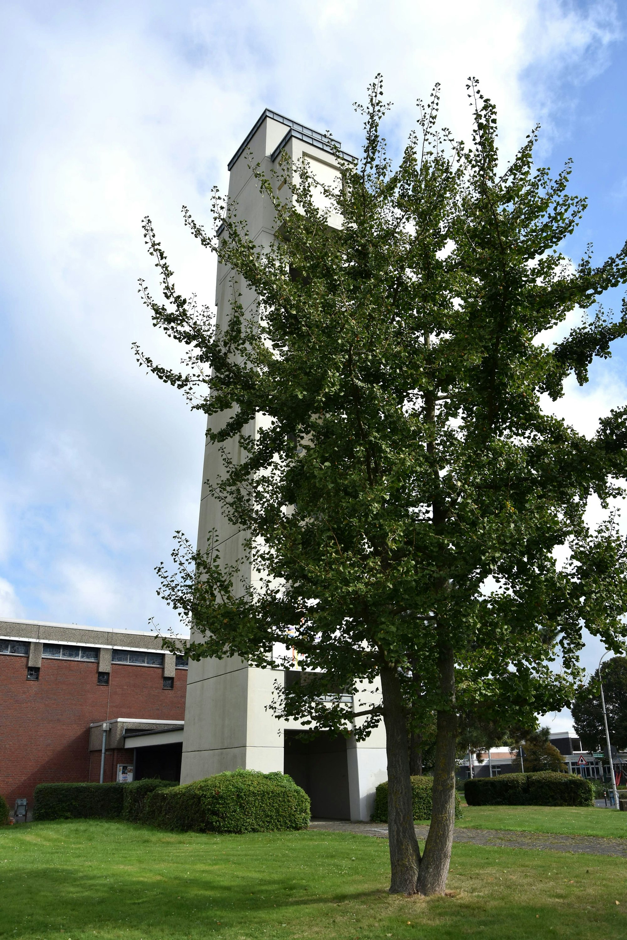 Das Bild zeigt einen Kirchturm.