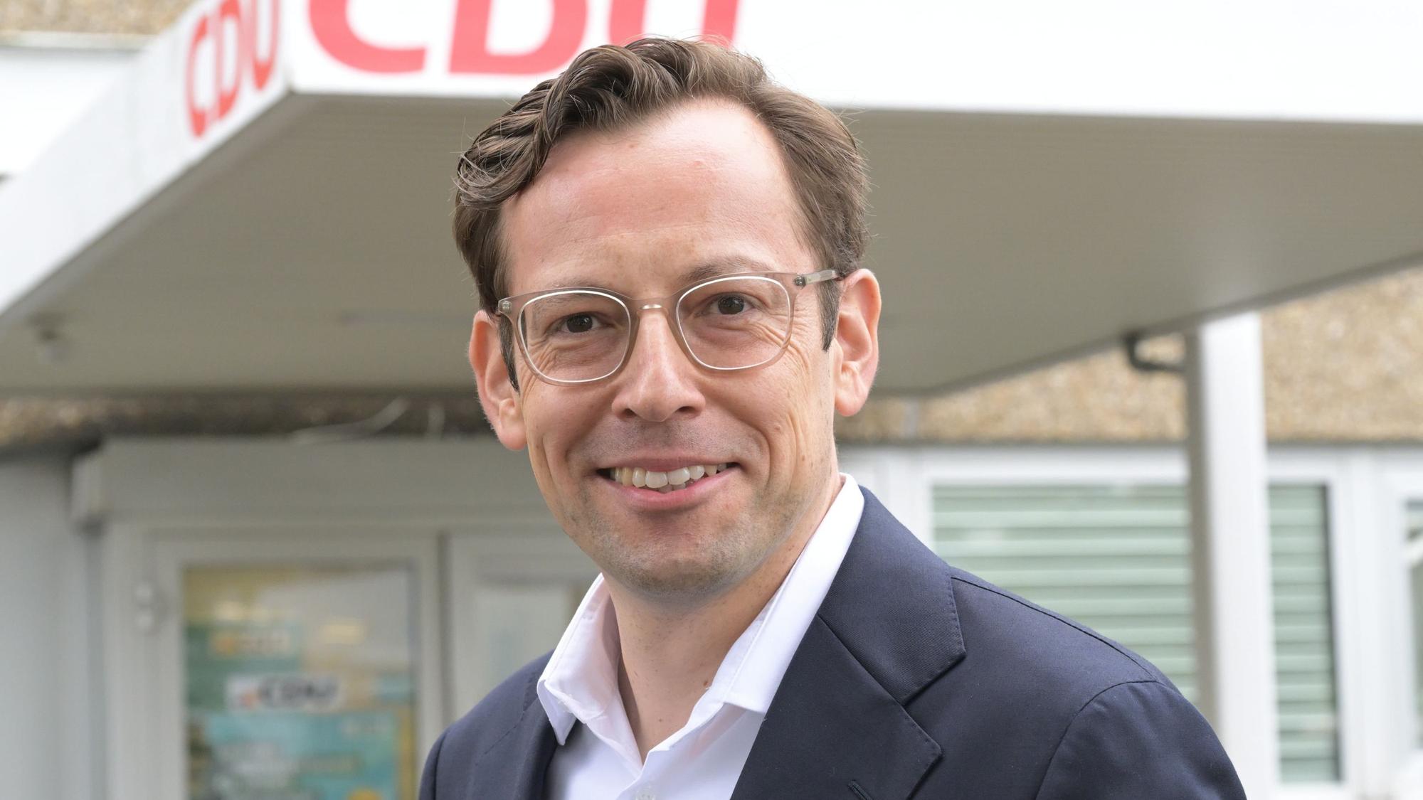 CDU Bergisch Gladbach stellt Bürgermeisterkandidaten Alexander Felsch vor.
