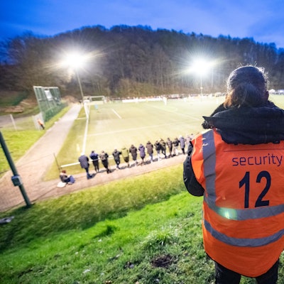 Ein Security-Mitarbeiter steht im Stadion des SC Eintracht Hohkeppel.