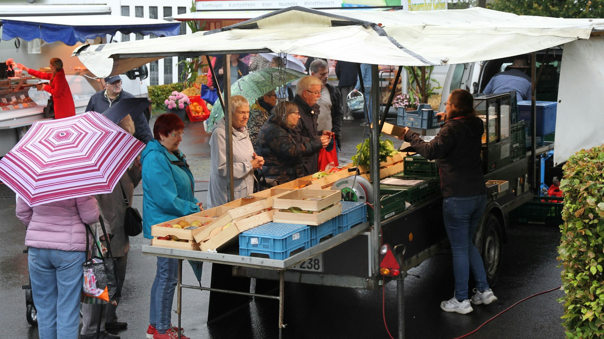Bauernmarkt vor der Liebfrauenkirche in Kaldauen, Stand von fresh & fair food