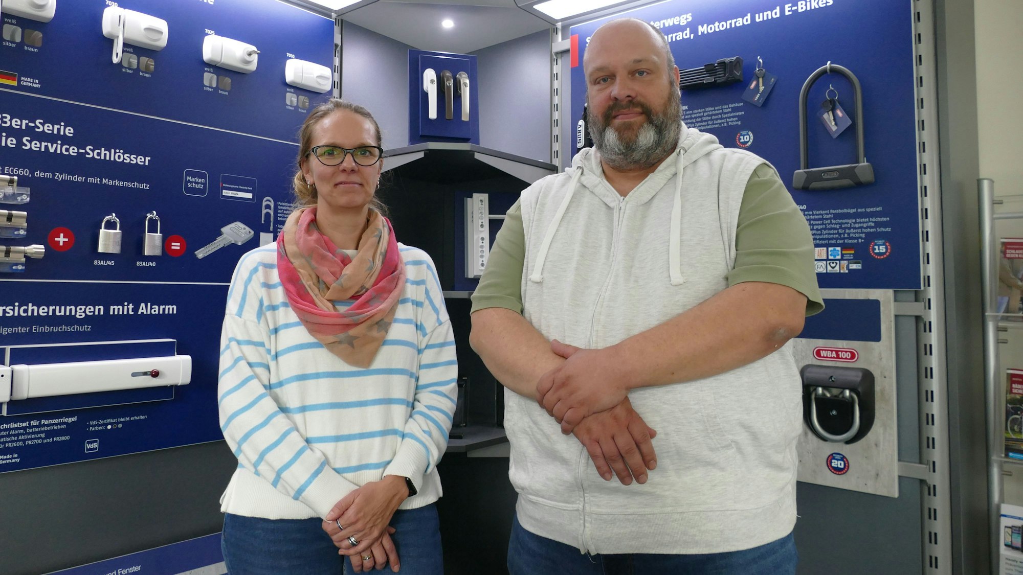 Eine Frau und ein Mann vor einer Galerie mit Schlössern.