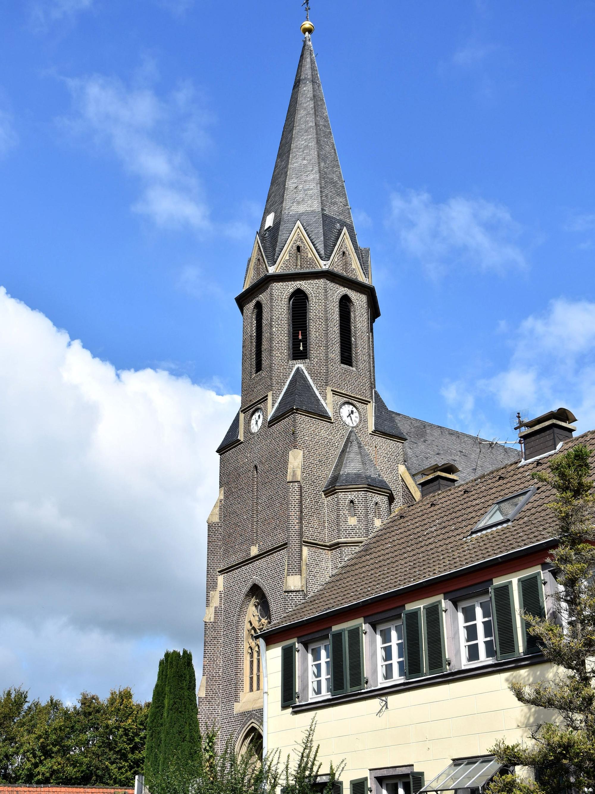 Das Bild zeigt eine Kirche.
