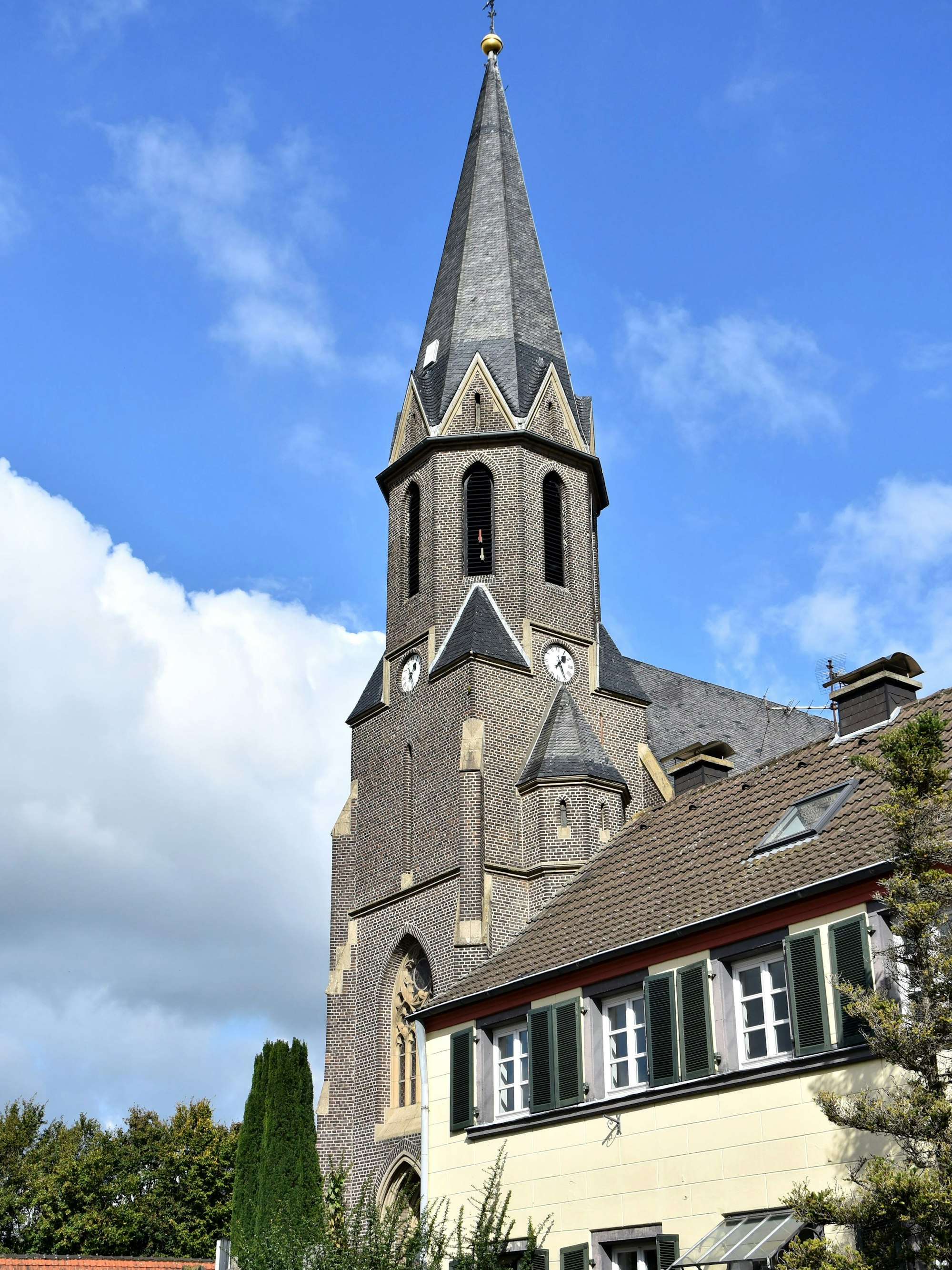 Das Bild zeigt eine Kirche.