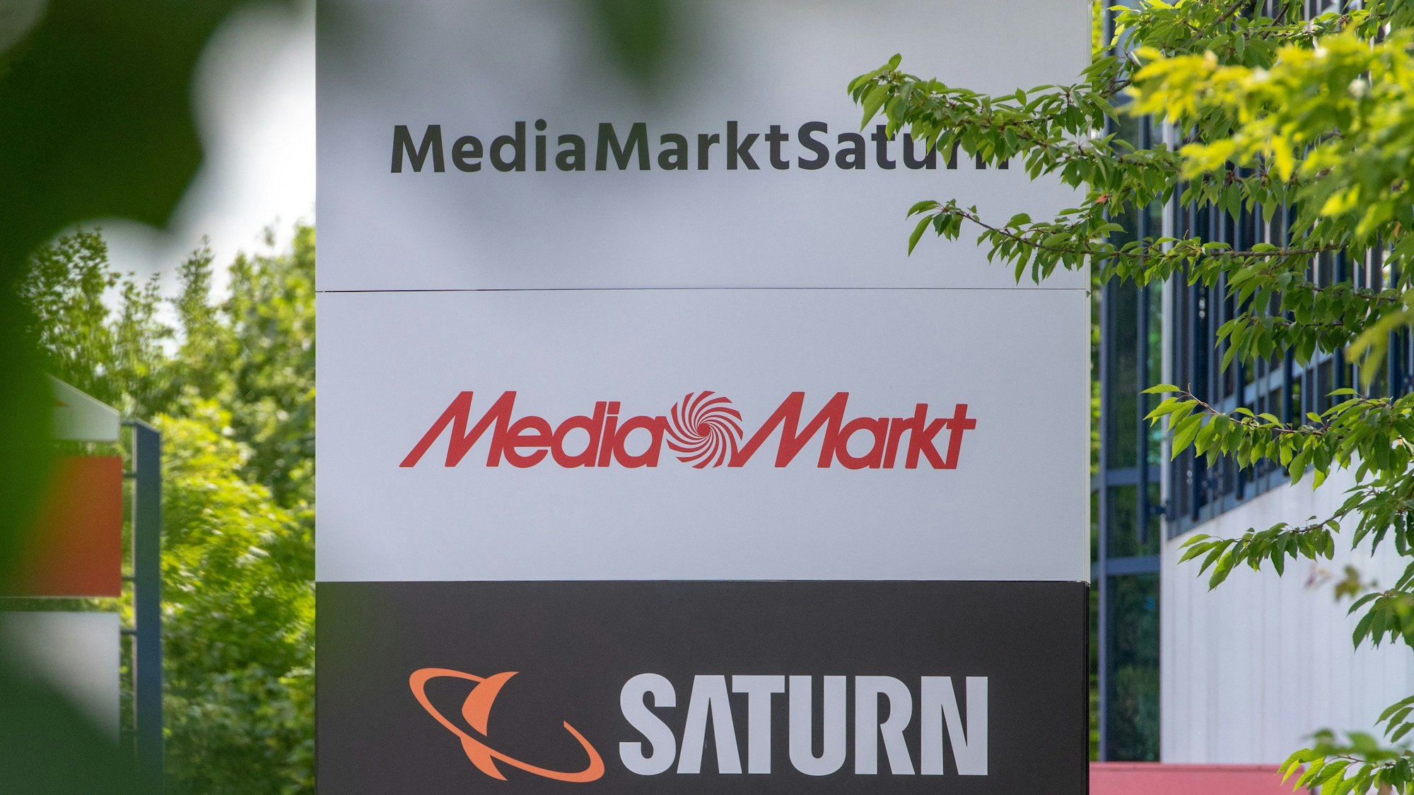 ARCHIV - 29.06.2018, Bayern, Ingolstadt: Ein Schild mit den Schriftzügen von Media Markt und Saturn, aufgenommen vor der Firmenzentrale der MediaMarktSaturn-Gruppe.