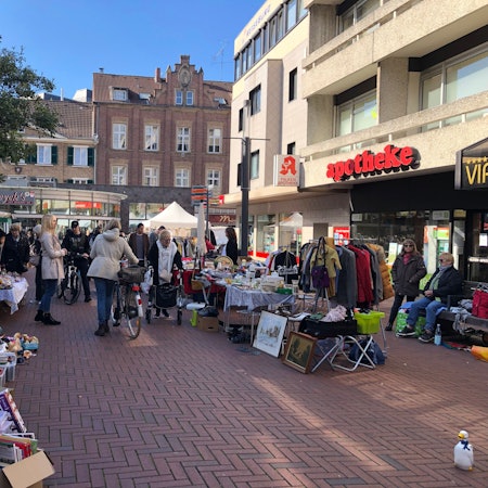 Herbstmarkt Opladen in der Opladener Fußgängerzone 2022 Leverkusen – Trödelmarkt Flohmarkt