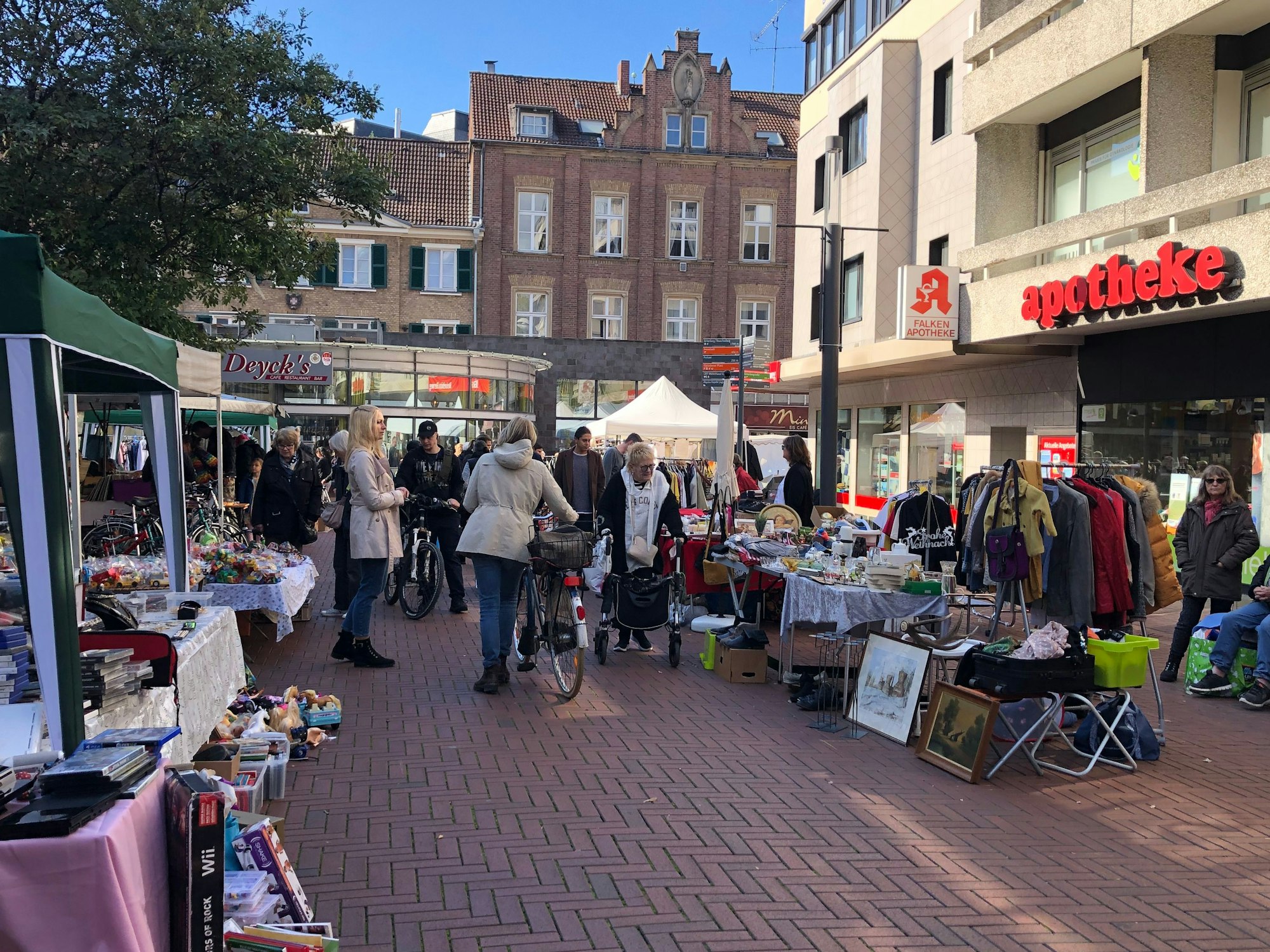 Herbstmarkt Opladen in der Opladener Fußgängerzone 2022 Leverkusen – Trödelmarkt Flohmarkt