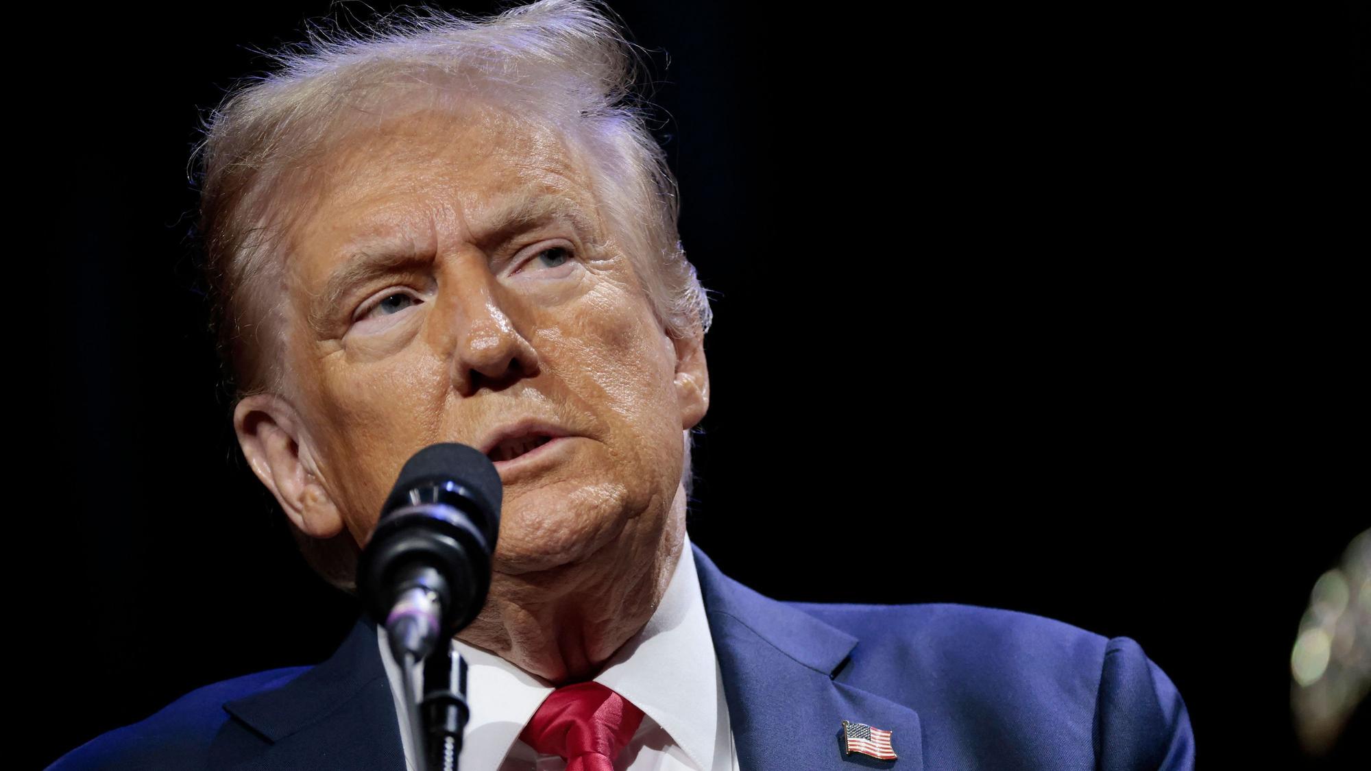 Donald Trump bei einer Kundgebung in Detroit. Der frühere US-Präsident liegt neusten Umfragen hinter Kamala Harris.