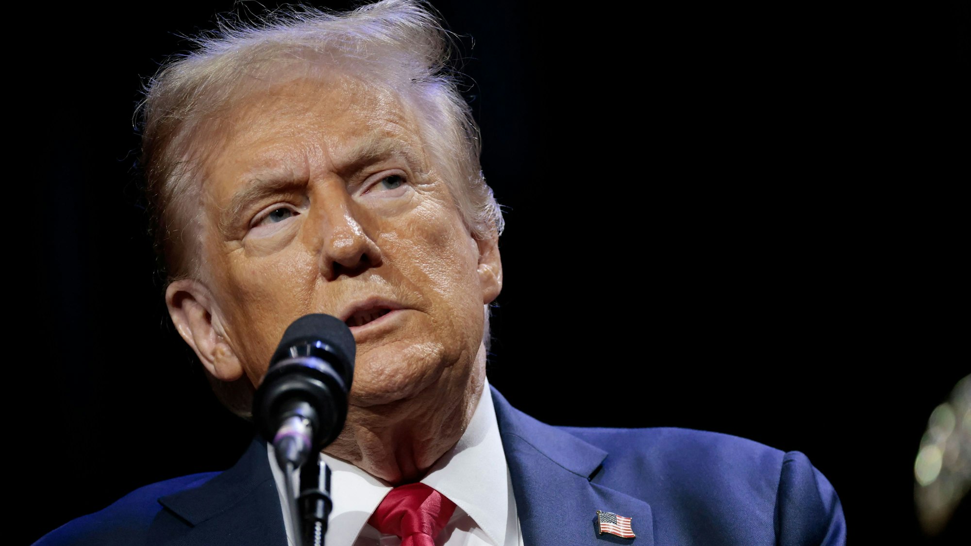 Donald Trump bei einer Kundgebung in Detroit. Der frühere US-Präsident liegt neusten Umfragen hinter Kamala Harris.