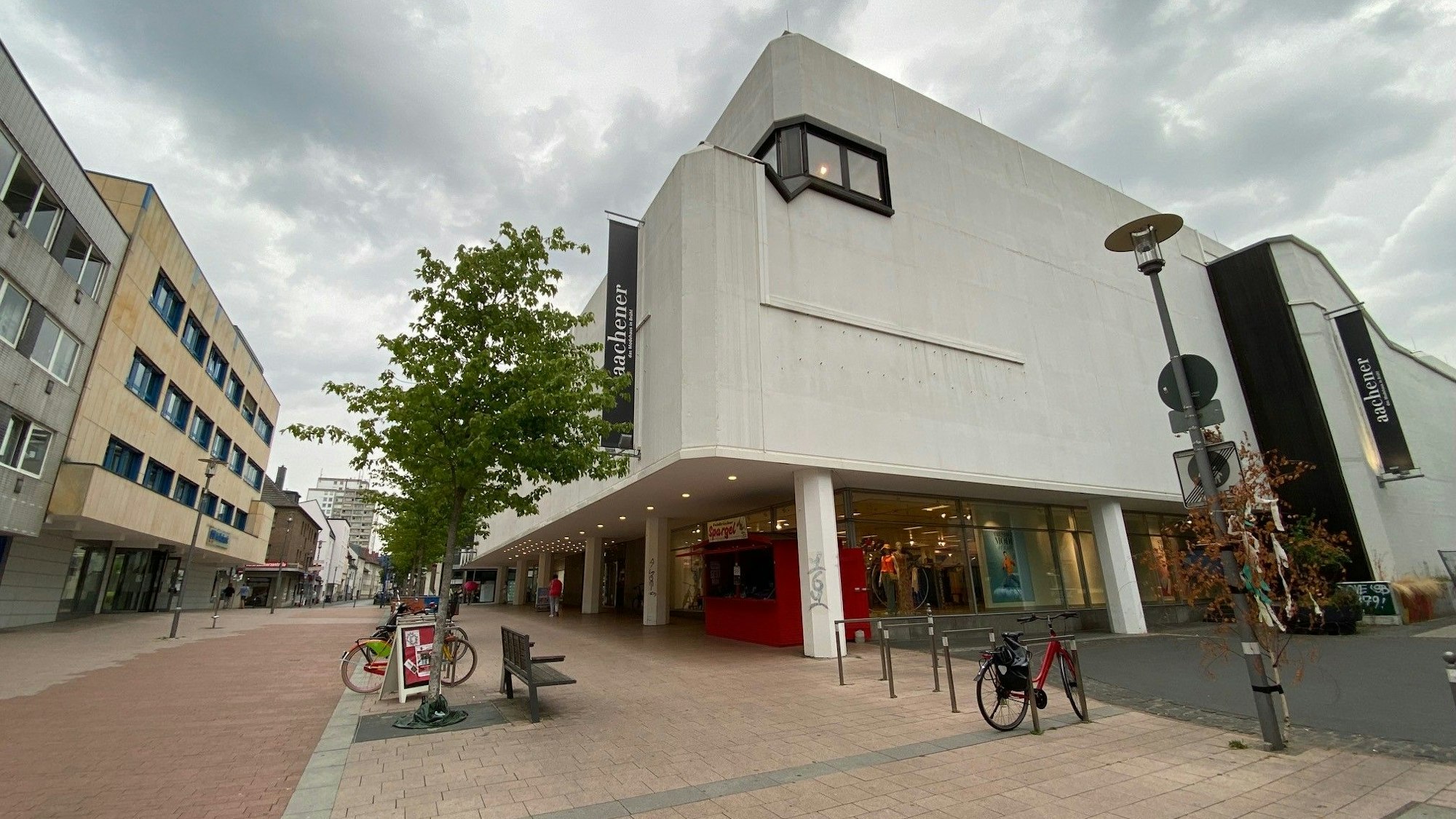 Zu sehen ist das Geschäftshaus am Steinweg in Brühl.