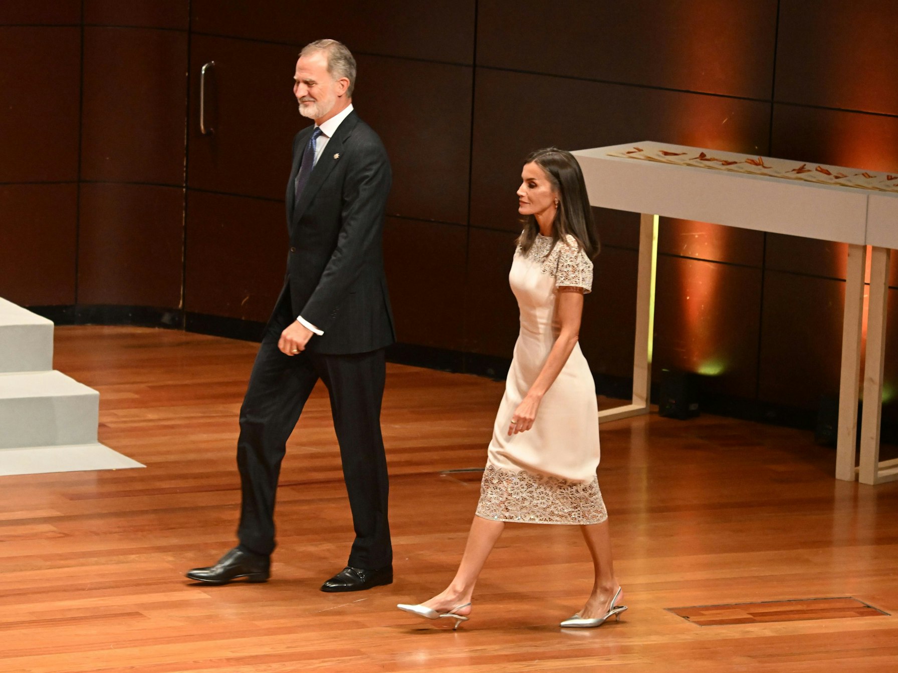 Felipe und Letizia betreten die Bühne.