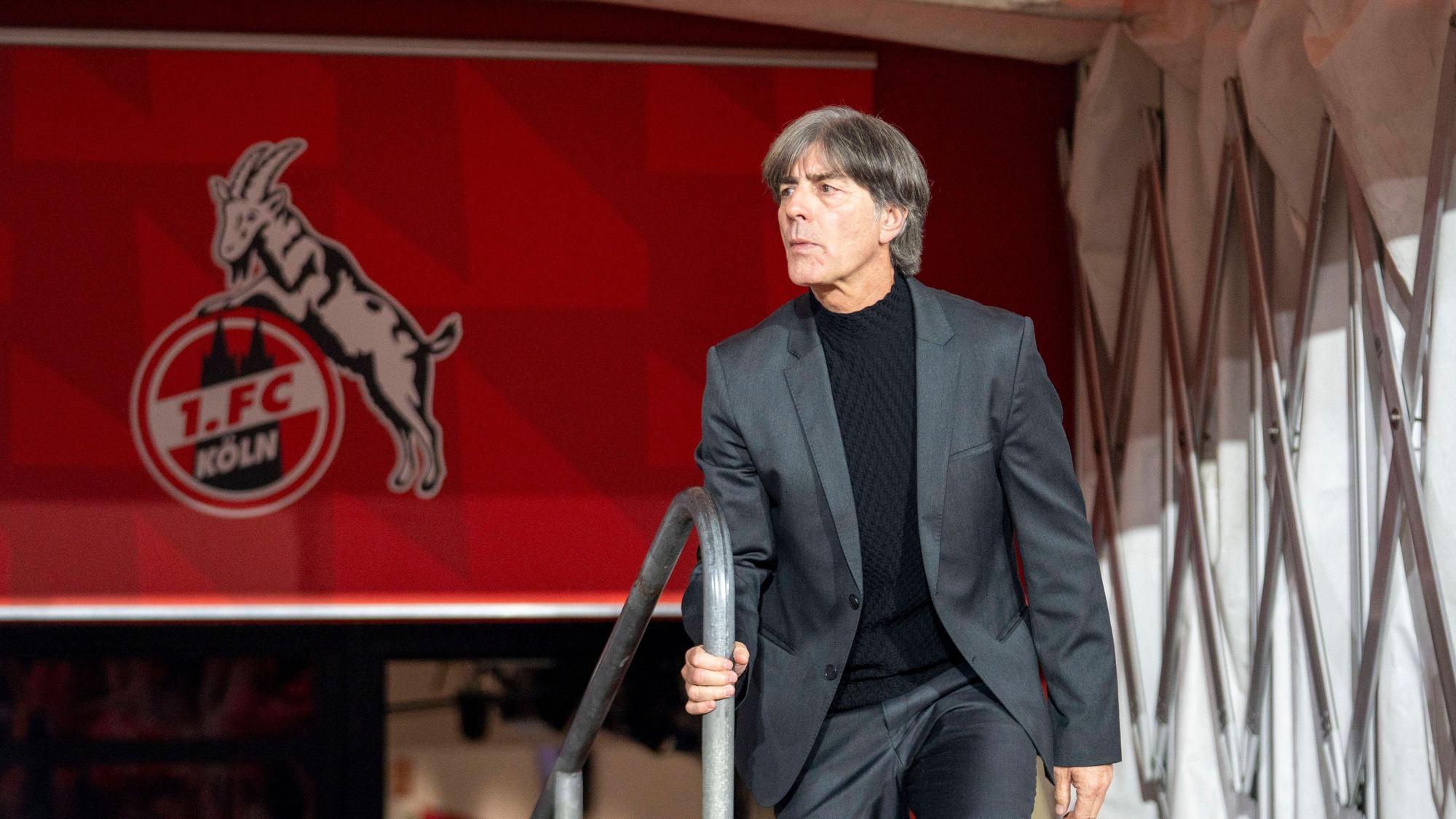 Joachim Löw kommt aus den Katakomben des Rhein-Energie-Stadions. Im Hintergrund ist das Logo des 1. FC Köln zu sehen.
