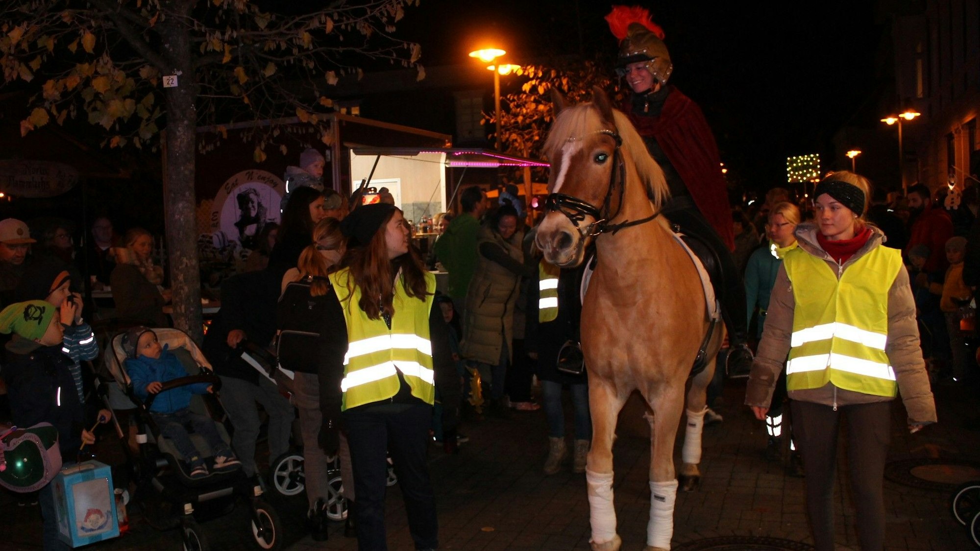 Sankt St. Martin in Leverkusen Schlebusch 2022 mit Martinszug und Martinsmarkt