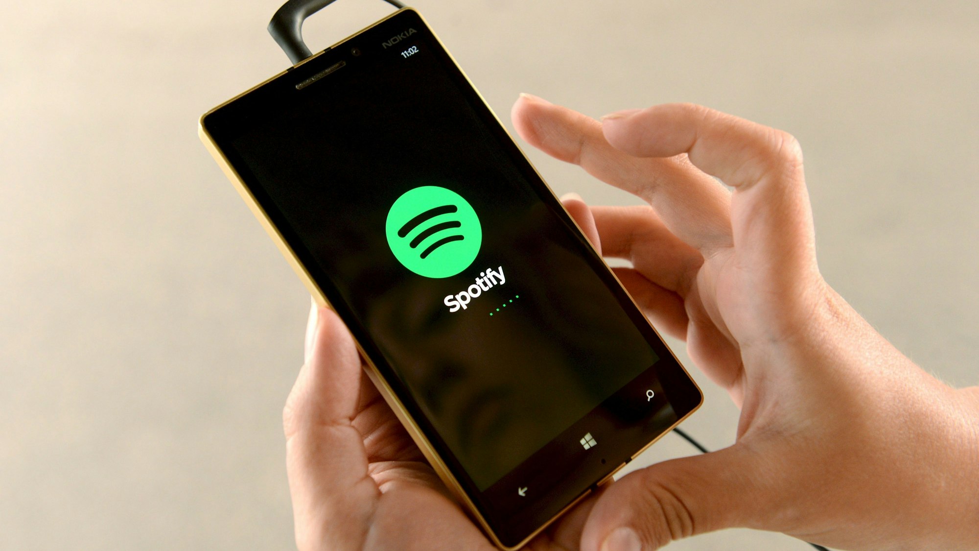 Das Logo des Streaming-Musikdienstes Spotify ist auf einem Smartphone zu sehen.