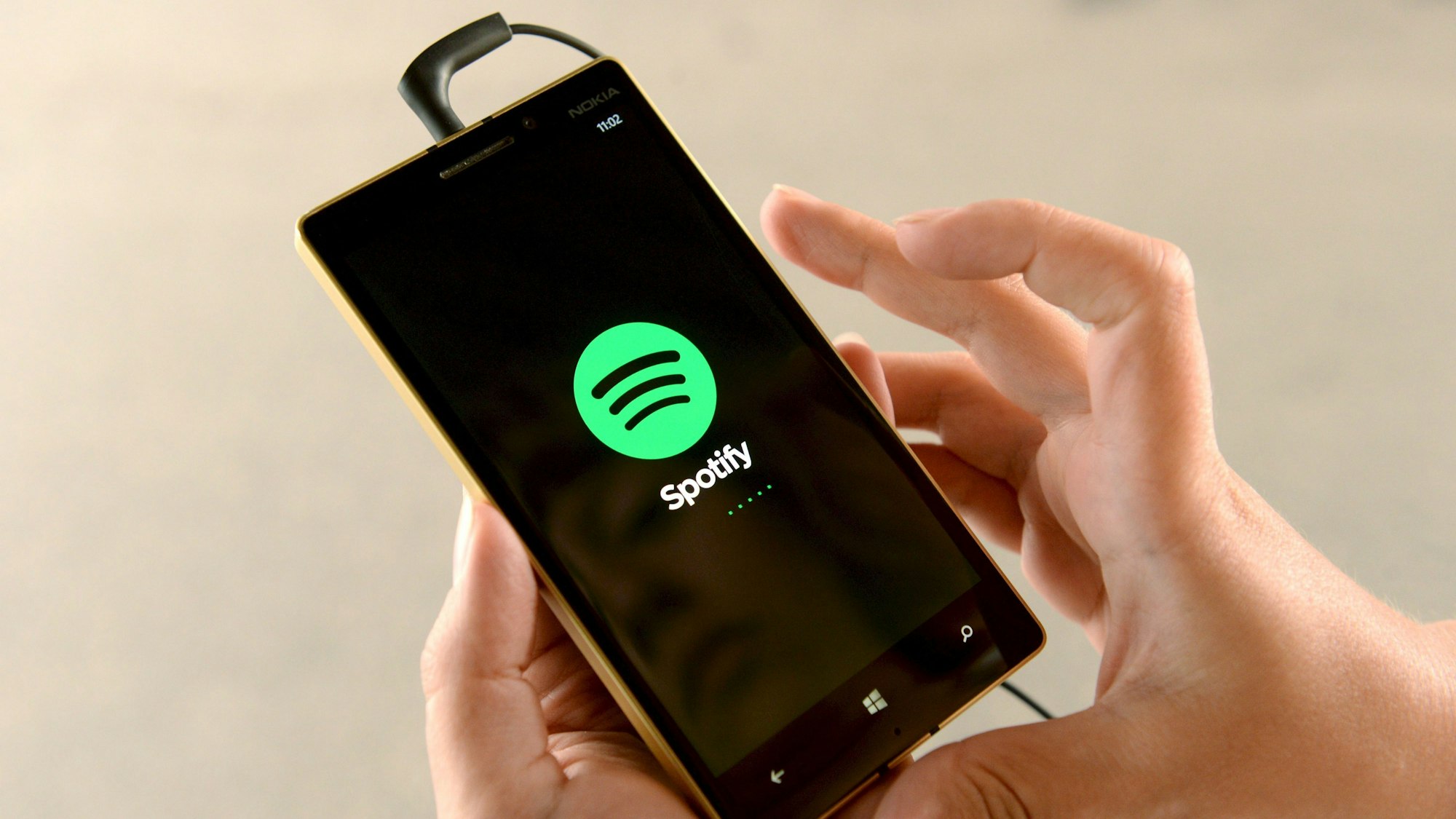 Das Logo des Steaming-Musikdienst Spotify ist auf einem Smartphone zu sehen.