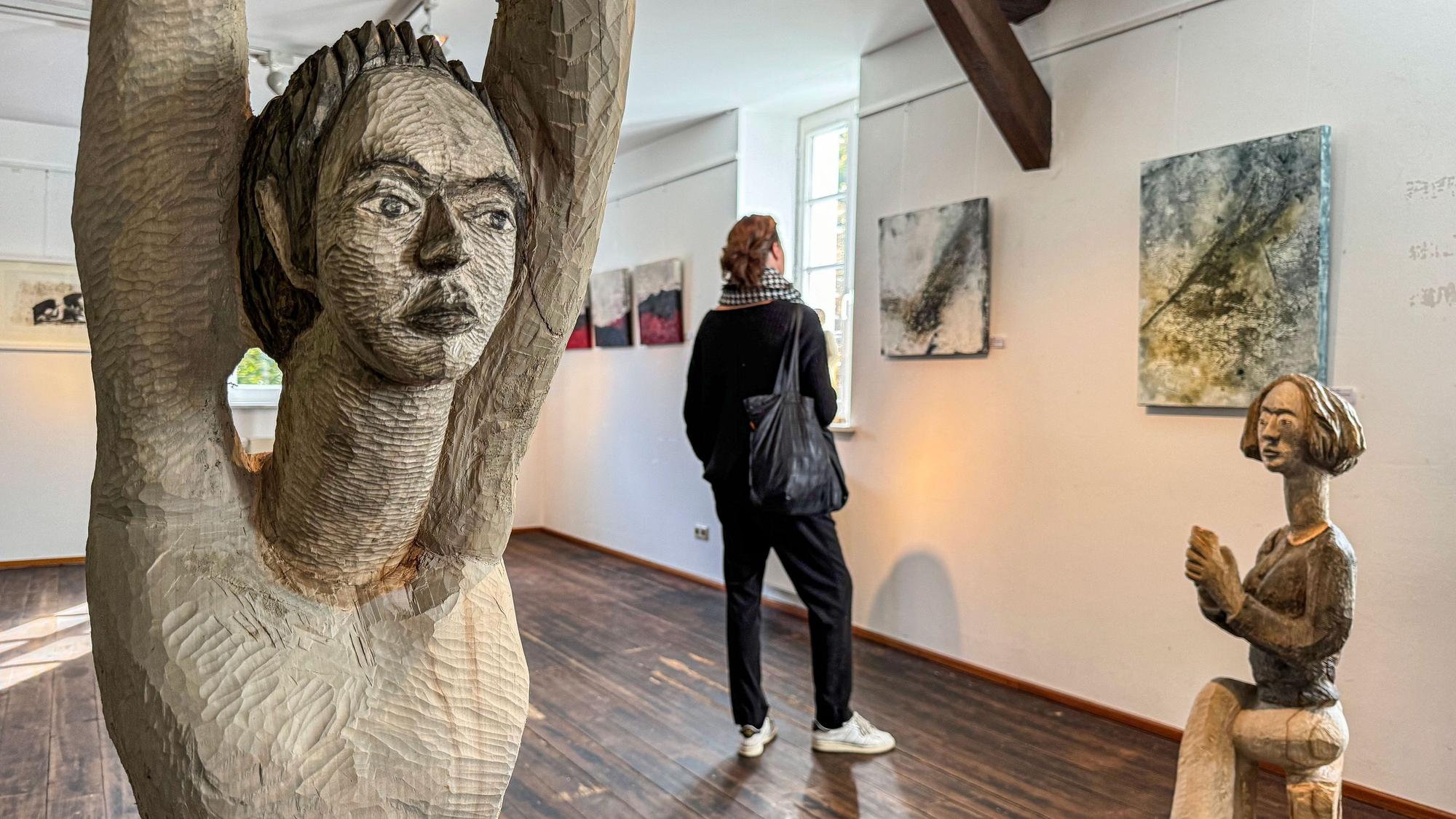 Eine Frau in einer Kunstausstellung.