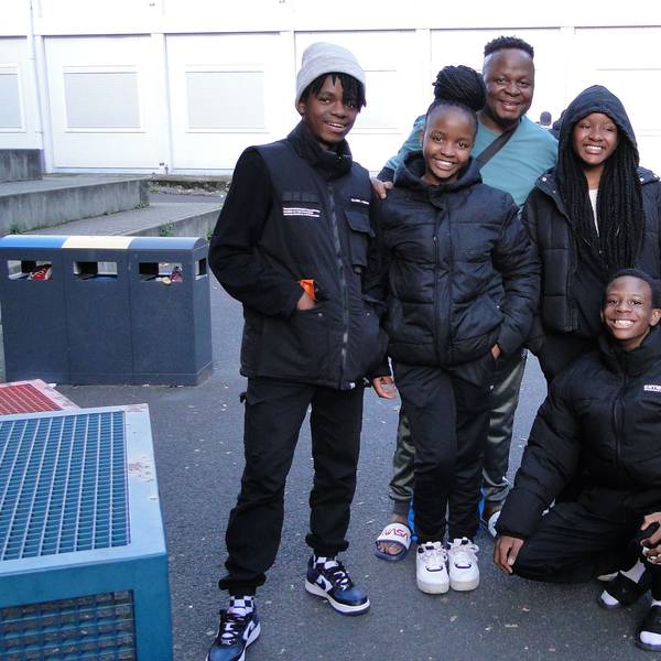von links: John, Simi, Yolli, Ntando und Fanele bereisen mit ihrem Leiter Brian Pakathi (hinten) zwei Monate lang mehrere deutsche Städte.
