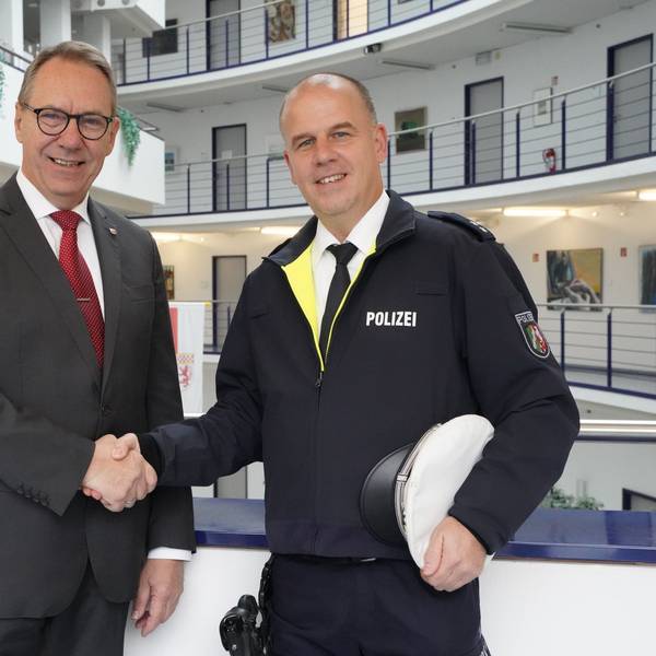 Landrat Jochen Hagt begrüßt Markus Kollmann, den neuen Bezirksdienstbeamten für Dieringhausen.