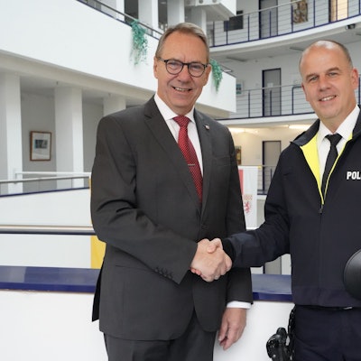 Landrat Jochen Hagt begrüßt Markus Kollmann, den neuen Bezirksdienstbeamten für Dieringhausen.