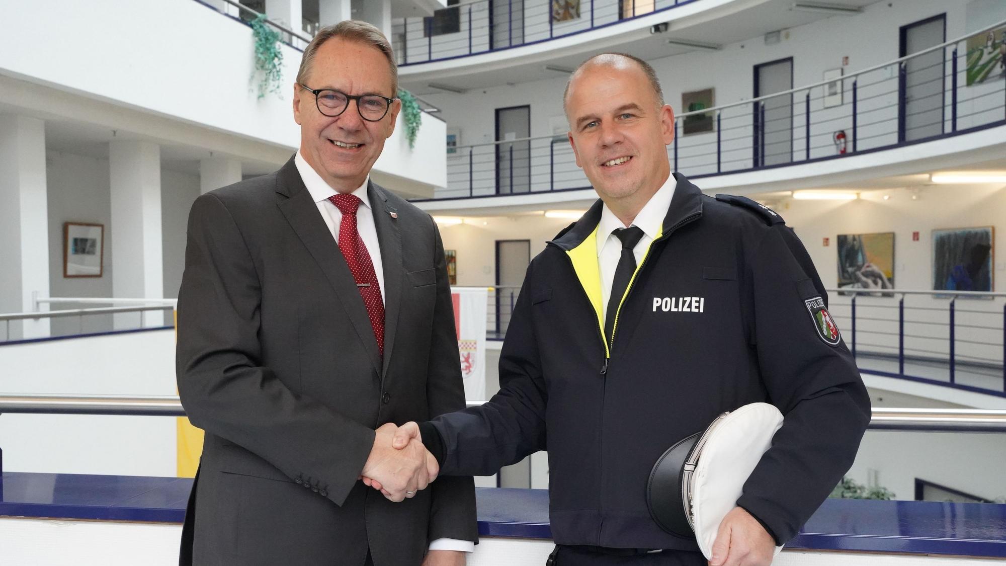 Landrat Jochen Hagt begrüßt Markus Kollmann, den neuen Bezirksdienstbeamten für Dieringhausen.