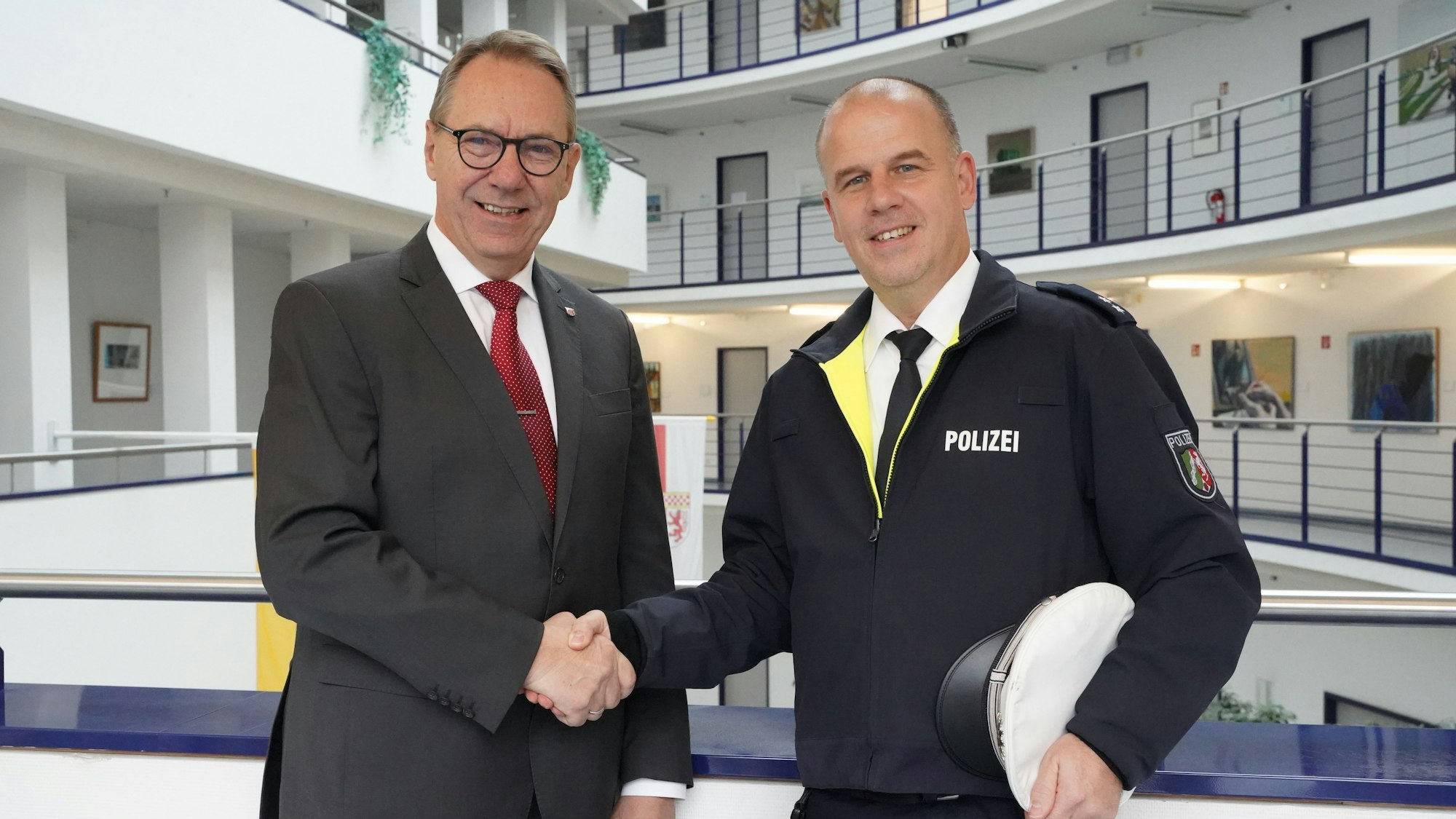 Landrat Jochen Hagt begrüßt Markus Kollmann, den neuen Bezirksdienstbeamten für Dieringhausen.