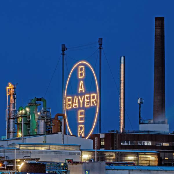 Das Bayer Kreuz, das Logo des Unternehmens, leuchtet auf dem Werksgelände von Bayer in Leverkusen, gegenüber dem Rheinufer in Köln.