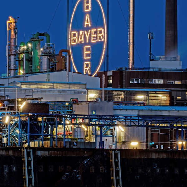 Das Bayer Kreuz, das Logo des Unternehmens, leuchtet auf dem Werksgelände von Bayer in Leverkusen, gegenüber dem Rheinufer in Köln.