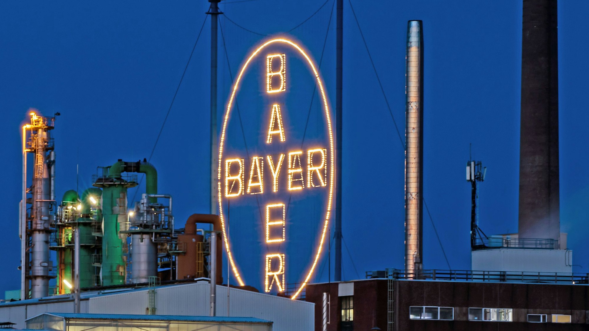 Das Bayer Kreuz, das Logo des Unternehmens, leuchtet auf dem Werksgelände von Bayer in Leverkusen, gegenüber dem Rheinufer in Köln. Der Agrarchemie- und Pharmakonzern Bayer hat in den USA auch den dritten wichtigen Prozess um angeblich krebserregende Produkte der Tochter Monsanto verloren. +++ dpa-Bildfunk +++