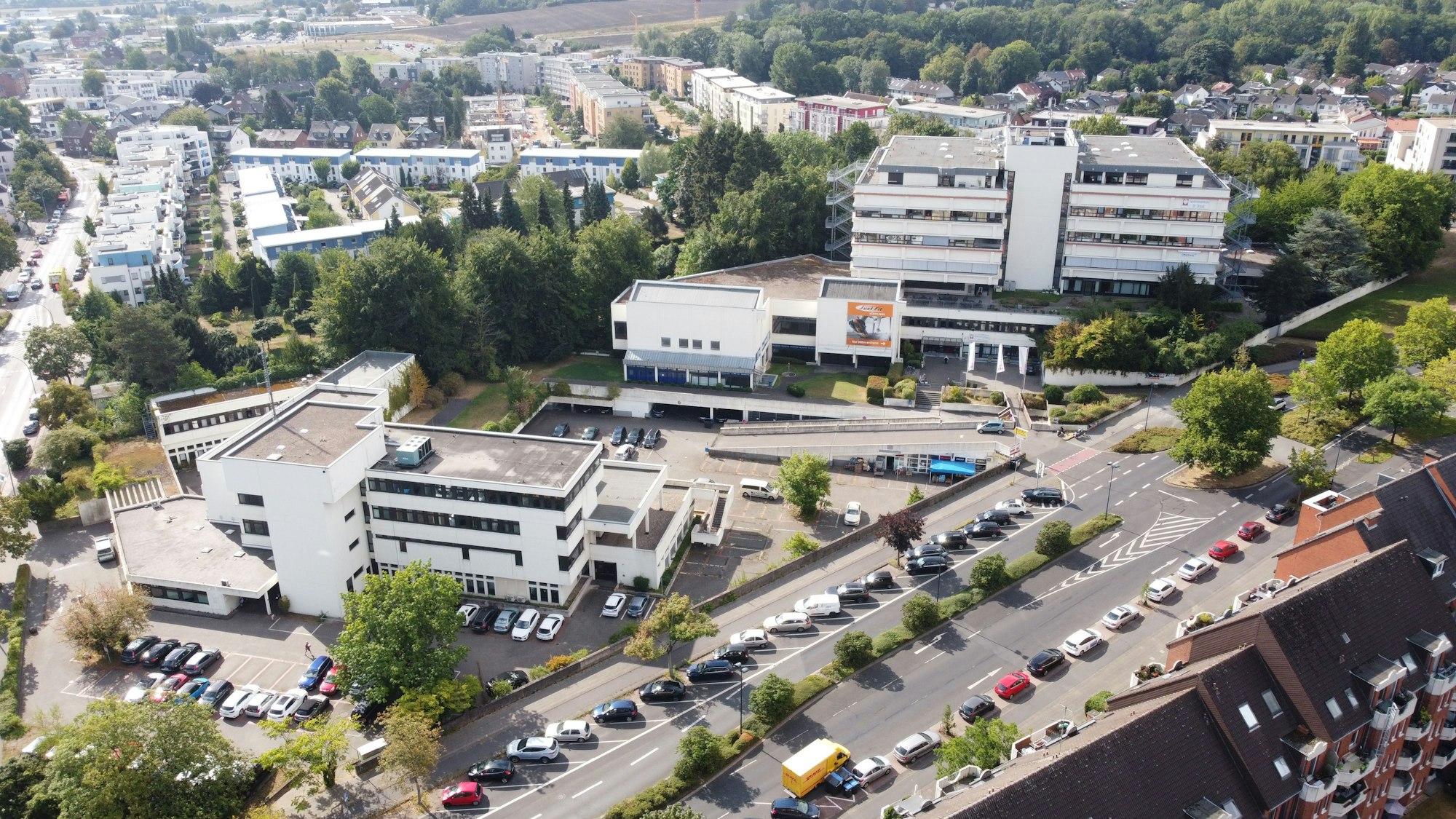 Das Foto zeigt eine Luftaufnahme des alten Kreishauses in Hermülheim.