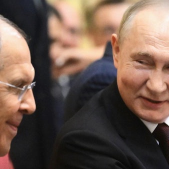 Ein Bild der russischen staatlichen Nachrichtenagentur Sputnik zeigt Kremlchef Wladimir Putin im Gespräch mit Außenminister Sergej Lawrow. (Archivbild)