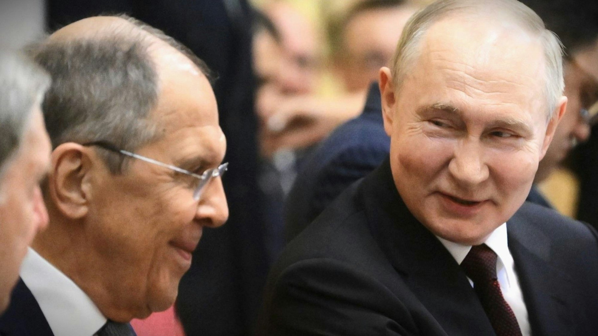 Ein Bild der russischen staatlichen Nachrichtenagentur Sputnik zeigt Kremlchef Wladimir Putin im Gespräch mit Außenminister Sergej Lawrow. (Archivbild)