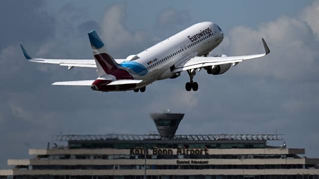 Ein Flugzeug der Fluggesellschaft Eurowings startet vom Flughafen Köln/Bonn.