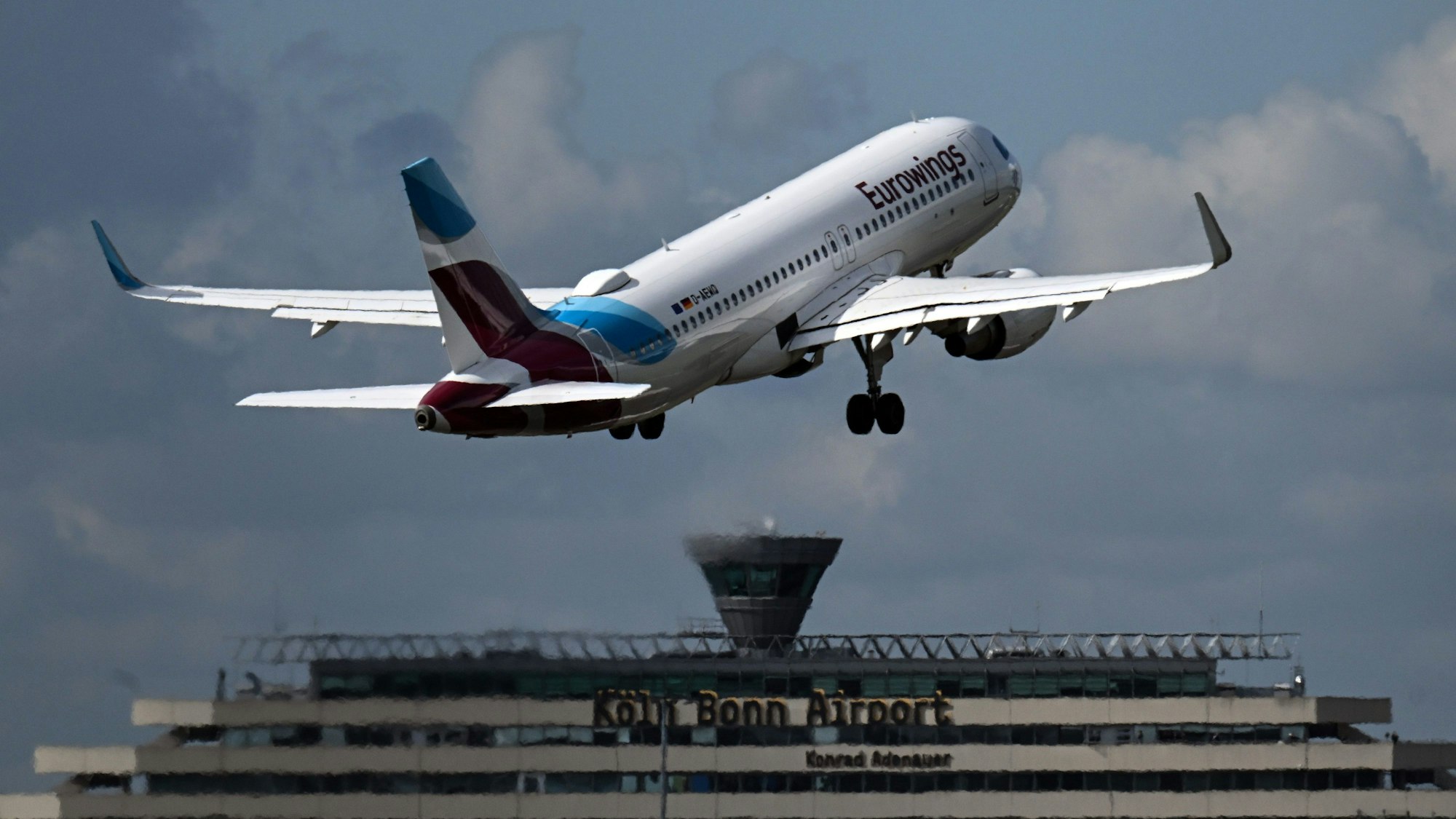 Ein Flugzeug der Fluggesellschaft Eurowings. Im Hintergrund ist der Flughafen Köln/Bonn zu sehen. (Archivbild)