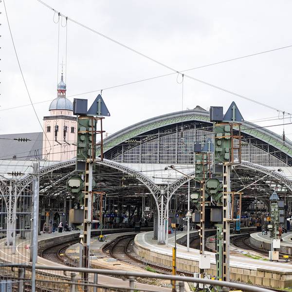 Zu sehen sind die Gleise, Signale und Oberleitungen an der Einfahrt zum Hauptbahnhof von der südlichen Seite her.