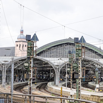 Zu sehen sind die Gleise, Signale und Oberleitungen an der Einfahrt zum Hauptbahnhof von der südlichen Seite her.
