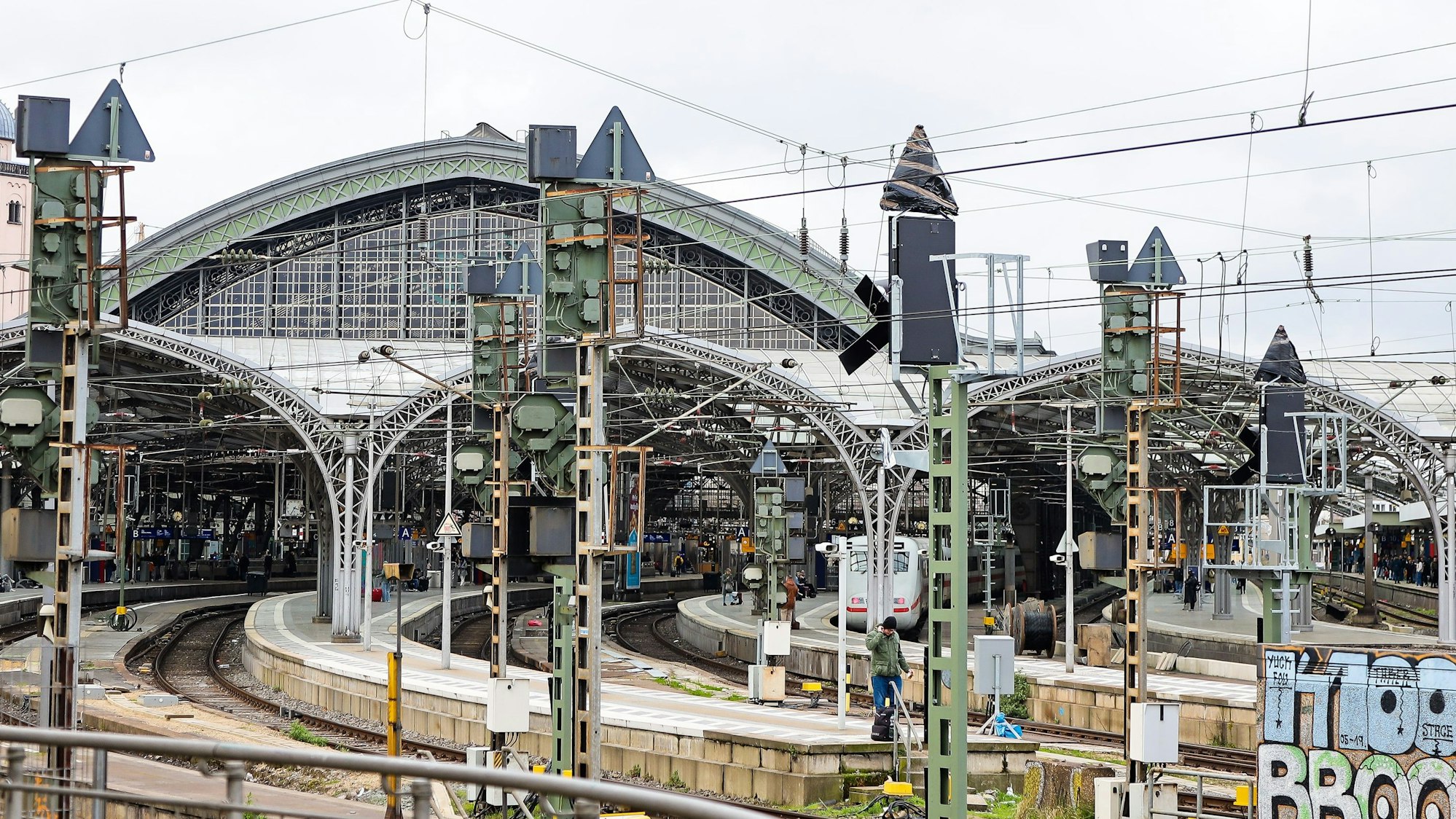 Zu sehen sind die Gleise, Signale und Oberleitungen an der Einfahrt zum Hauptbahnhof von der südlichen Seite her.