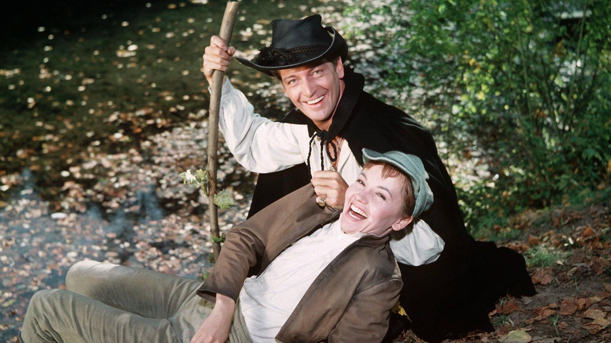 Der Schweizer Schauspieler Carlos Thompson als Räuberhauptmann mit seiner Landsmännin Liselotte Pulver in einer Szene des Klassikers „Das Wirtshaus im Spessart“.