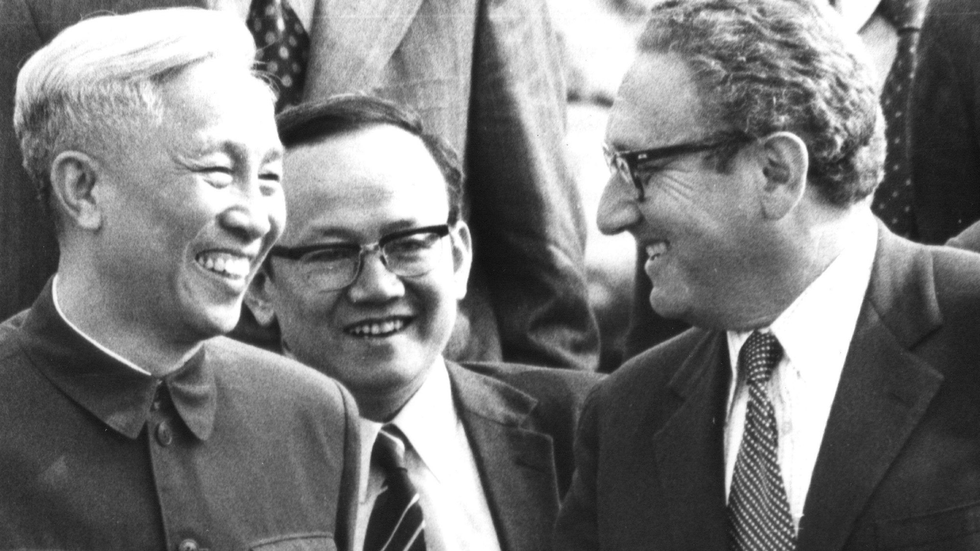 Die beiden damaligen Chefunterhändler Henry Kissinger (USA, r) und Lê Đức Thọ (Nordvietnam) bei den Friedensverhandlungen Anfang 1973 in Paris.