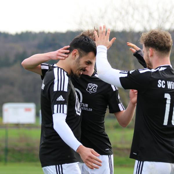 Das Bild zeigt drei Spieler des SC Wißkirchen, die ein Tor bejubeln.