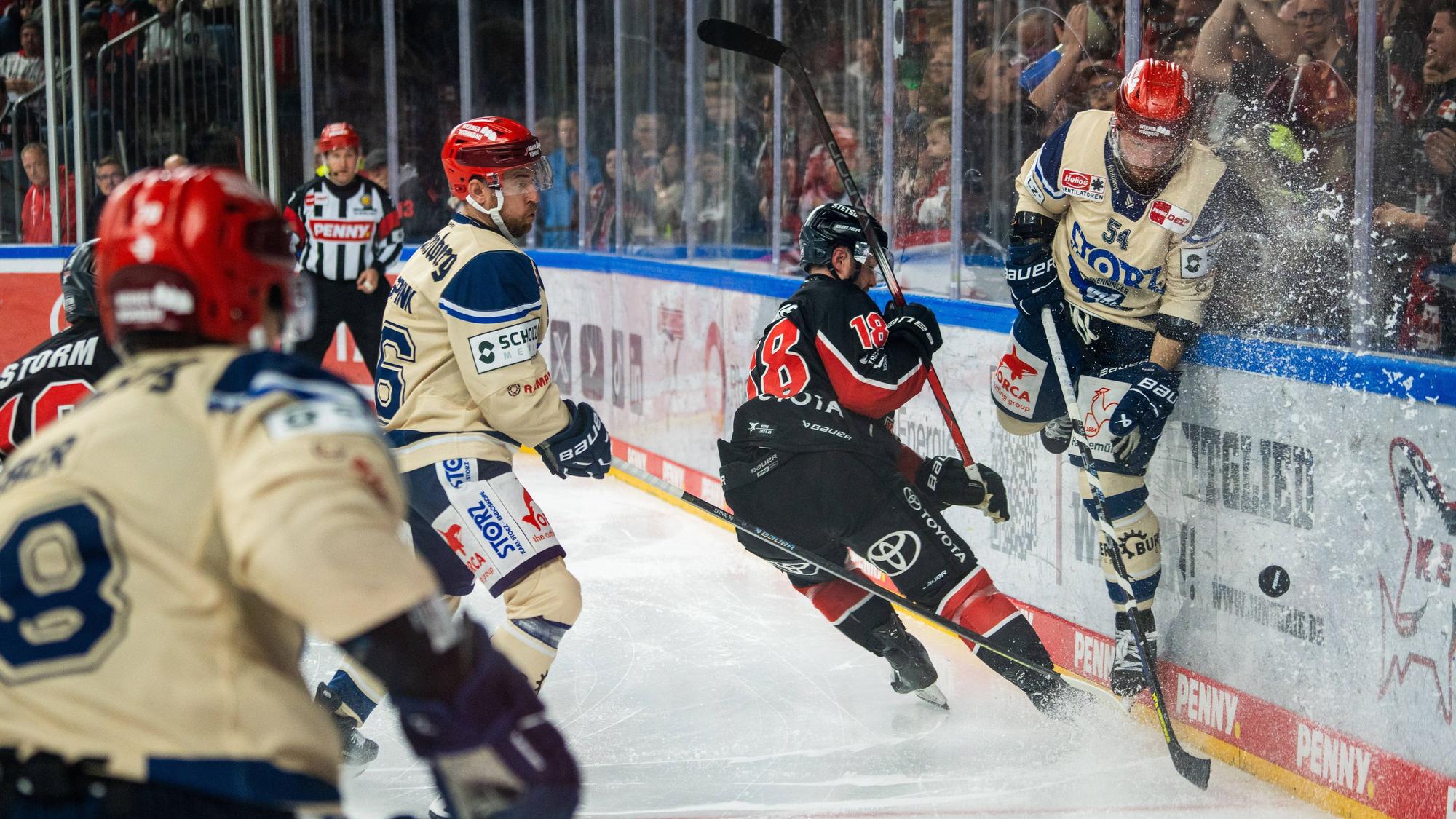 DEL, Deutsche Eishockey Liga Saison 2024/25, 8. Spieltag: Kölner Haie gegen Schwenninger Wild Wings 11.10.2024, DEL, Deutsche Eishockey Liga Saison 2024/25, 8. Spieltag: Kölner Haie gegen Schwenninger Wild Wings Bild: Josh Currie 18, Köln im Zweikampf mit Benjamin Marshall 54, Schwenningen hinter der Torlinie.