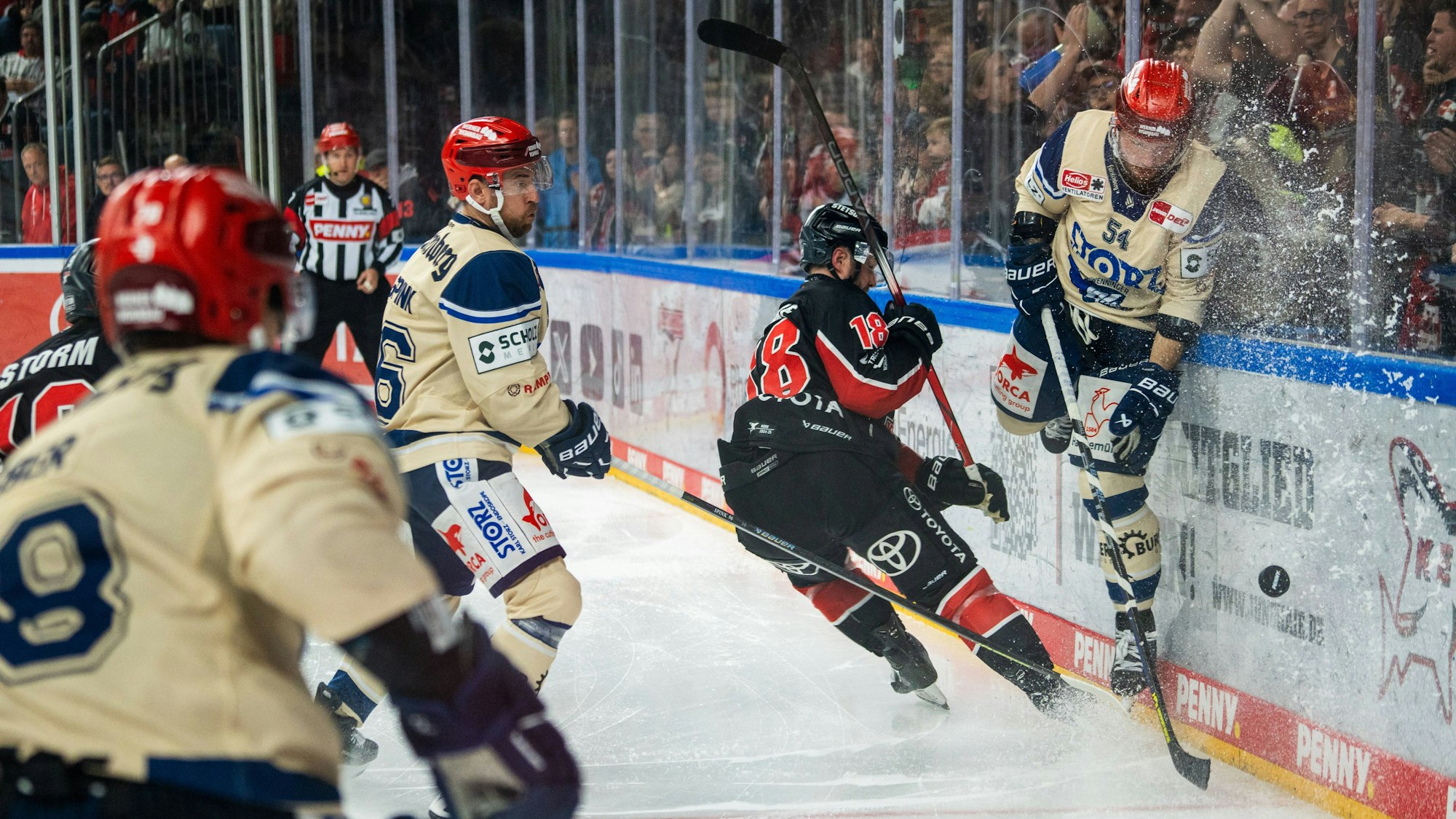 DEL, Deutsche Eishockey Liga Saison 2024/25, 8. Spieltag: Kölner Haie gegen Schwenninger Wild Wings 11.10.2024, DEL, Deutsche Eishockey Liga Saison 2024/25, 8. Spieltag: Kölner Haie gegen Schwenninger Wild Wings Bild: Josh Currie 18, Köln im Zweikampf mit Benjamin Marshall 54, Schwenningen hinter der Torlinie.