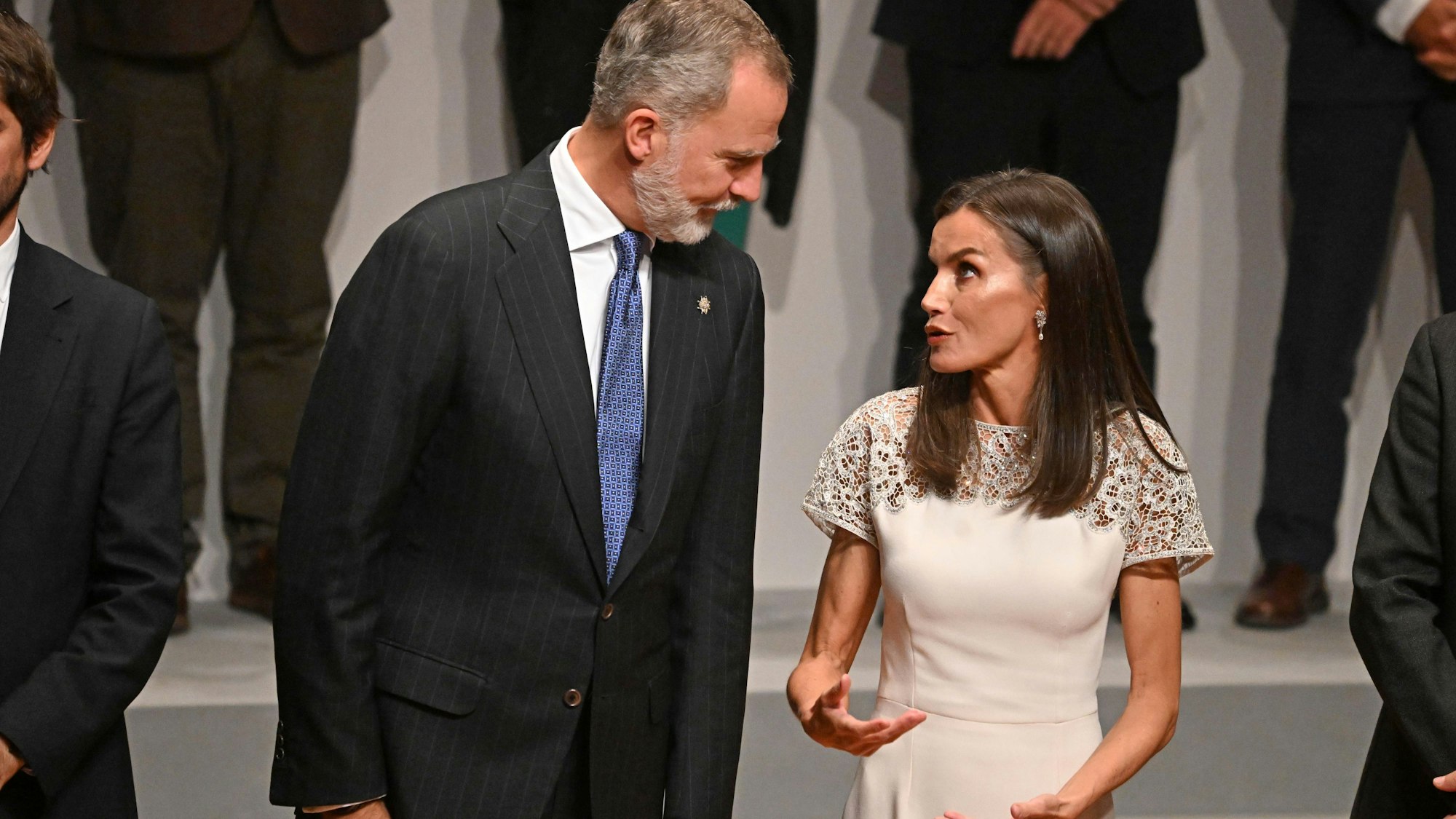 Felipe VI. (l), König von Spanien, spricht zu seiner Frau, Königin Letizia, während sie auf der Bühne des Nationalen Kunstmuseums Reina Sofia stehen.