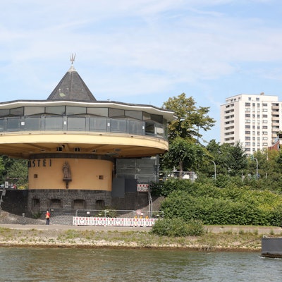 Zu sehen ist die Bastei vom Rhein aus.