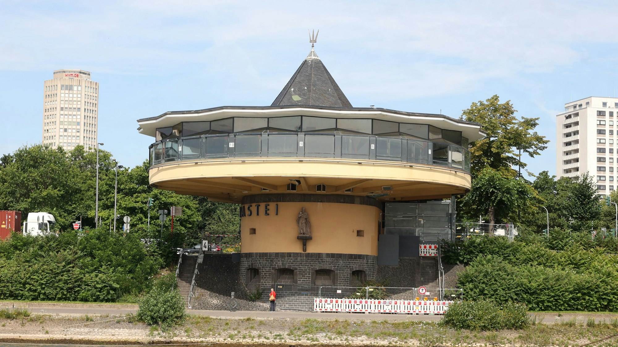 Zu sehen ist die Bastei vom Rhein aus.