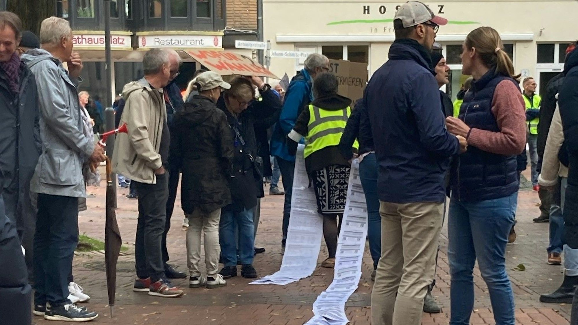 Eine lange Liste mit Unterschriften übergaben Gegner der ZUE in Königsdorf vor der Ratssitzung.